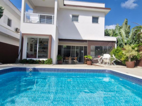Casa com piscina em condomínio de frente à praia